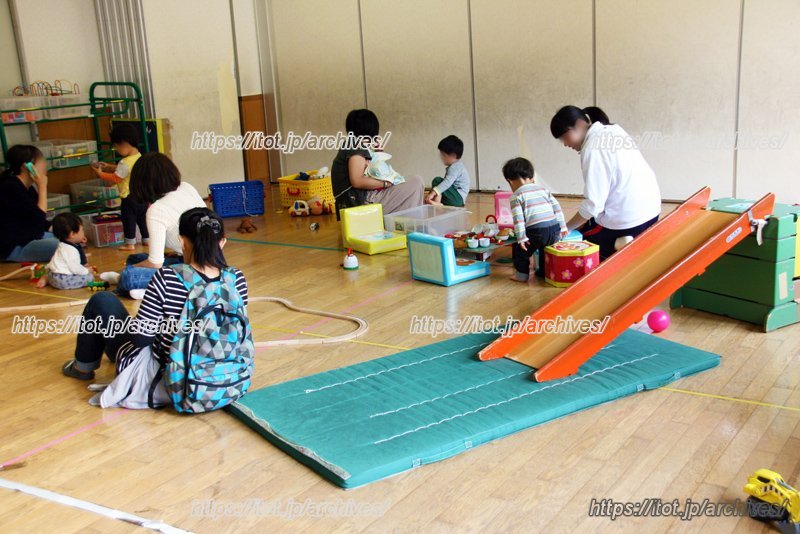 たくさんの遊具やオモチャで思い思いに遊べる「遊戯室」。