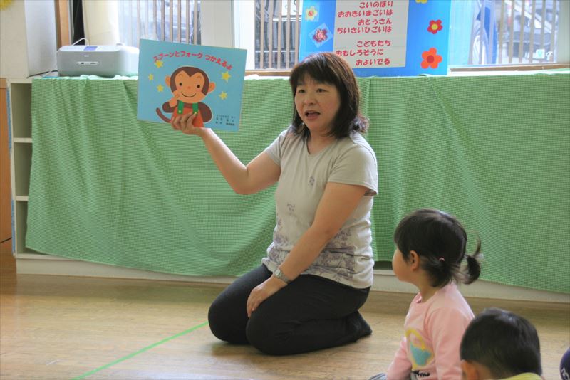お話し会の様子。子どもたちも集中。