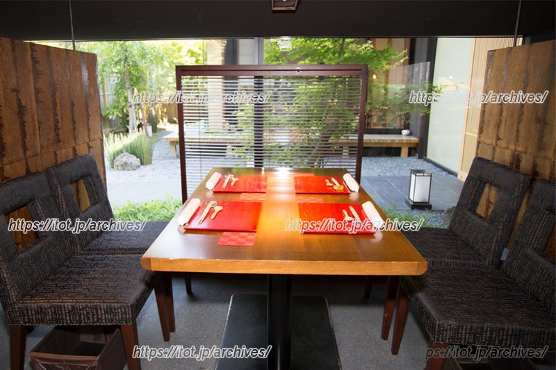 中庭の見えるテーブル席