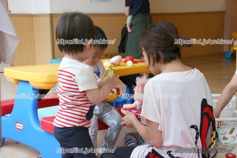 おままごと道具で遊ぶ親子