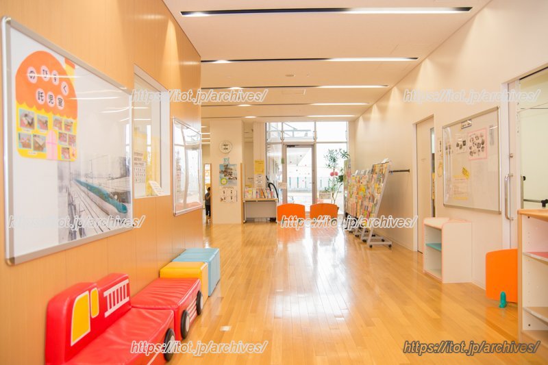 明るく、広々とした館内