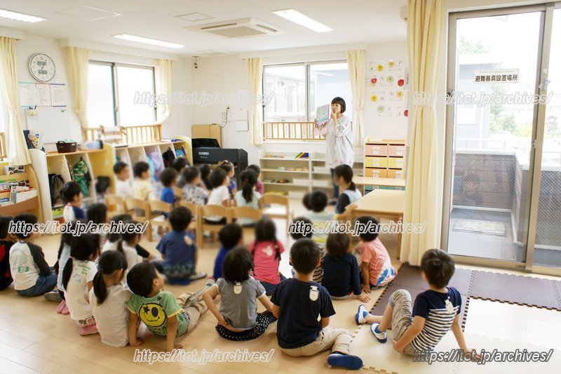 園の先生による読み聞かせの様子