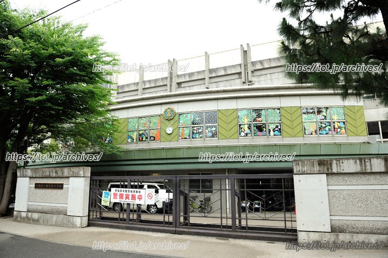 「川崎市立西生田小学校」の正門
