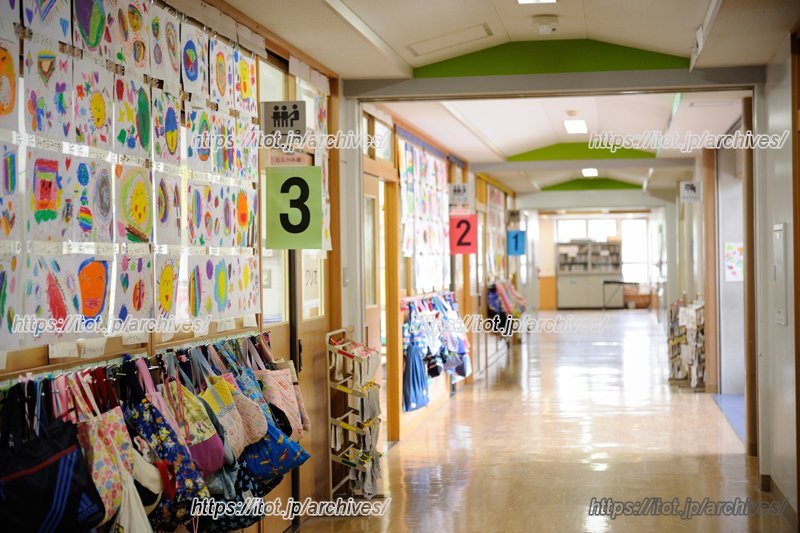 児童の絵で溢れる廊下