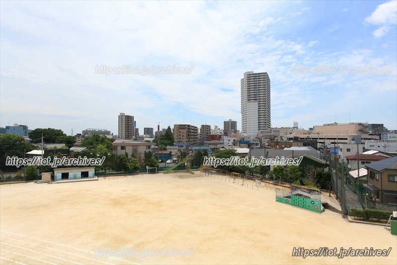 校舎から見える周辺の街並み。高層マンションなども目立つ