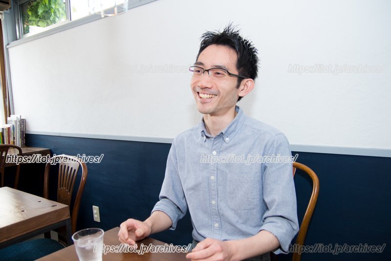 笑顔でインタビューに応える橋本さん