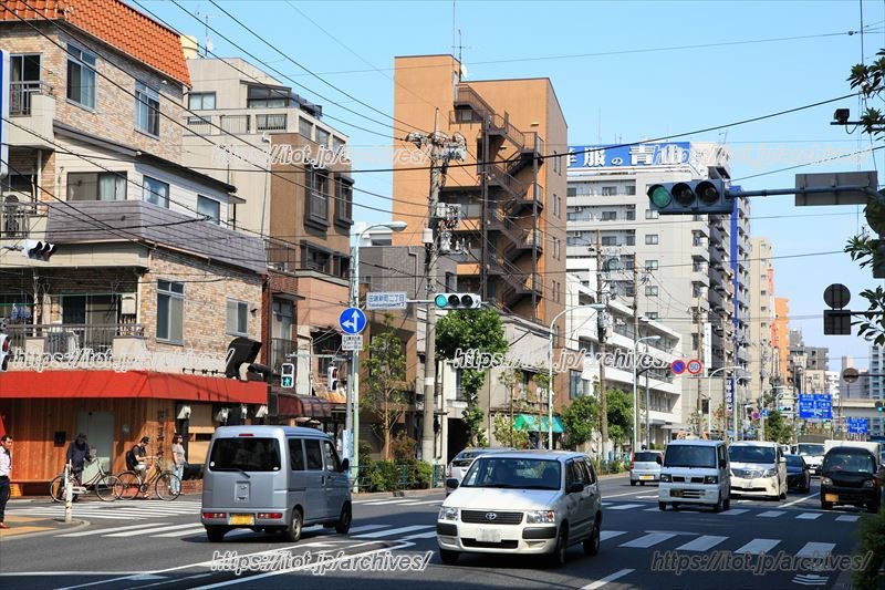 下町の風情も残る、明治通り付近の街並み