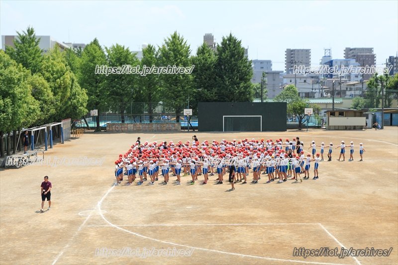 校庭に整列する児童たち
