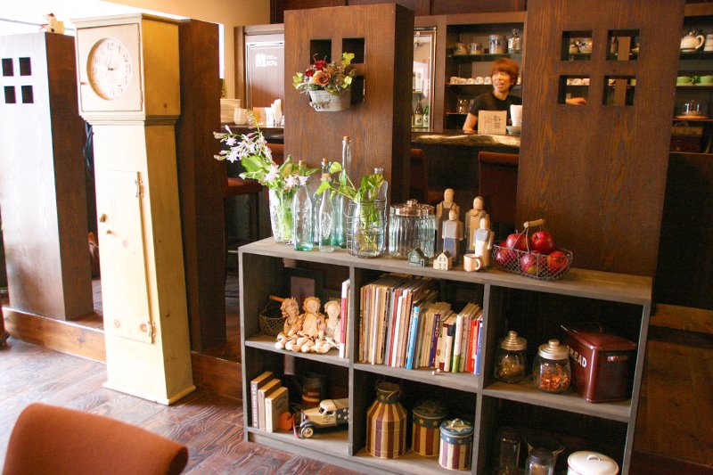 アンティーク家具で雰囲気が作られた店内