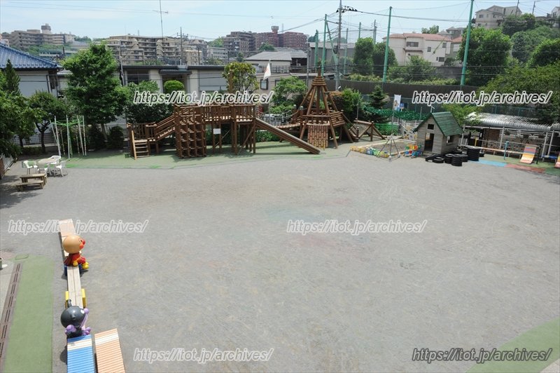 園庭には遊具も豊富