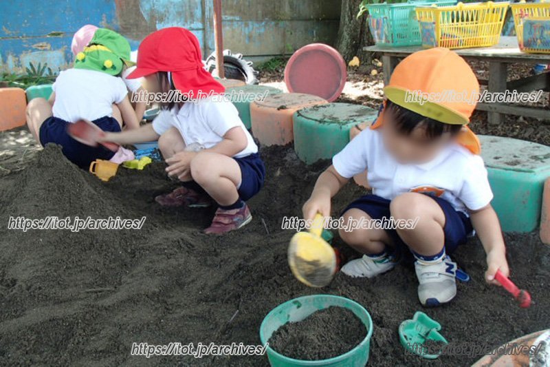 土いじりに夢中の園児たち