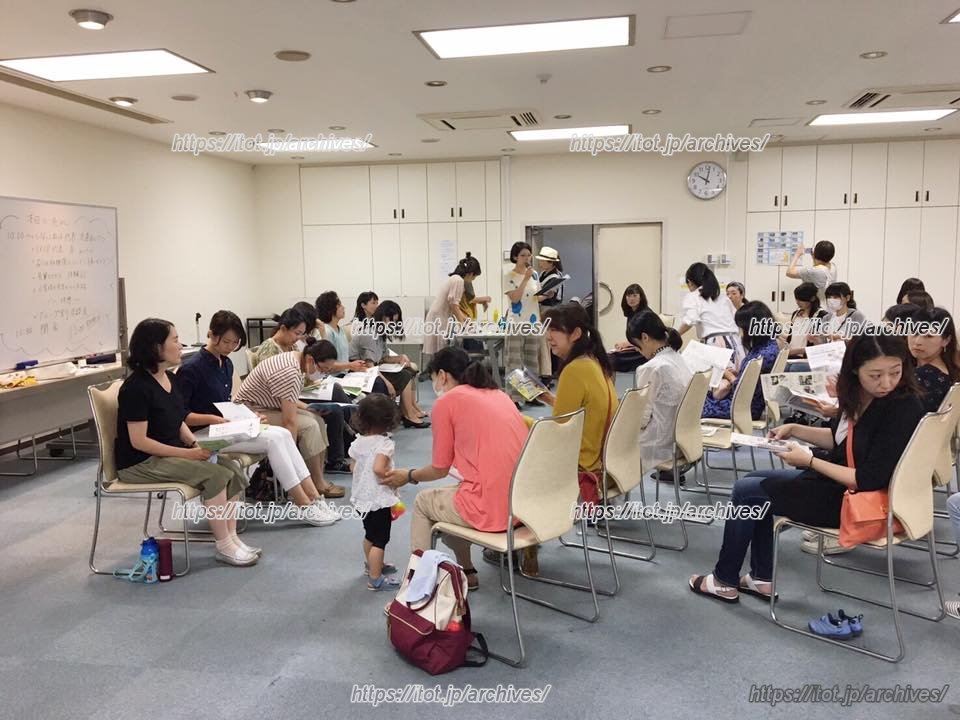 先輩ママを交えた「幼稚園選び座談会 」の様子。同室に子どもの預かりスペースも用意。