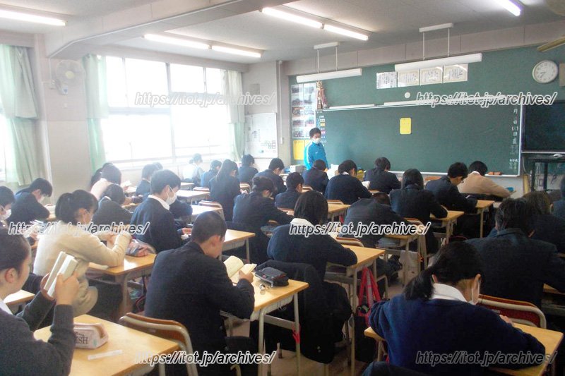 朝読書の様子(提供:横浜市立大綱中学校)