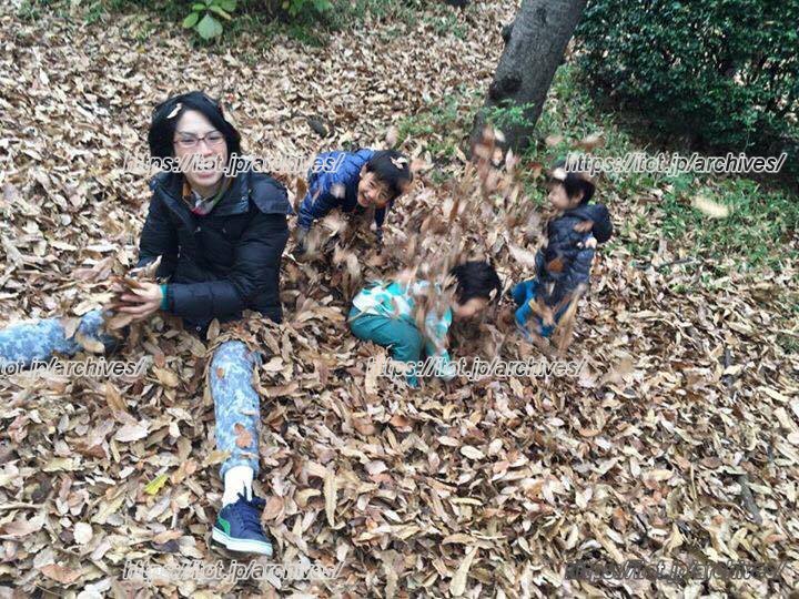 プレイパークでのひとこま。都心でものびのび子育てできる環境を自分たちの手でつくっている。