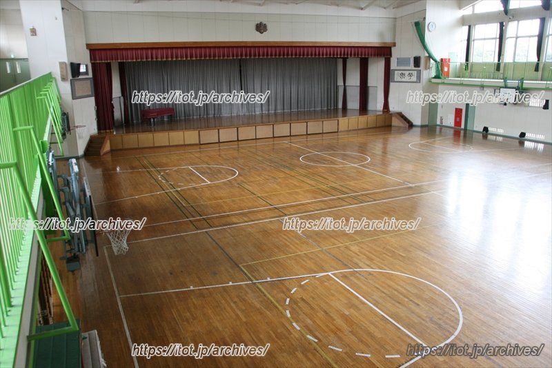 講堂：飛行機の格納施設の骨組みを移築した独特の体育館