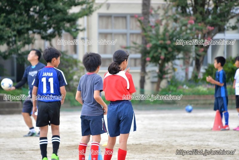 女の子も男の子も一緒にサッカーを楽しむ