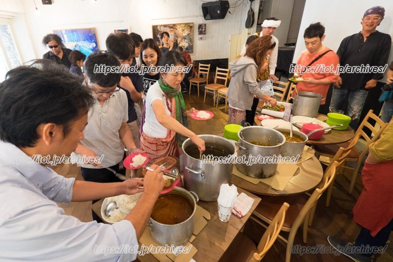 林さんがインドで仕入れたスパイスを使ったカレーパーティーの様子