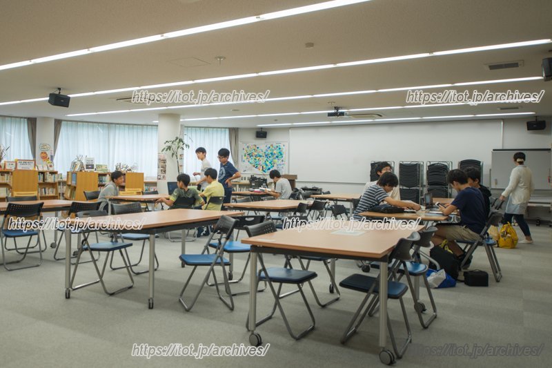 校内と生徒の様子。のびやかな雰囲気がある