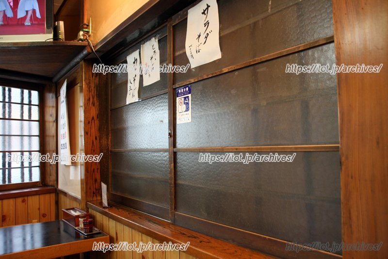 枠板ガラスに付けられたサラダそばの貼り紙