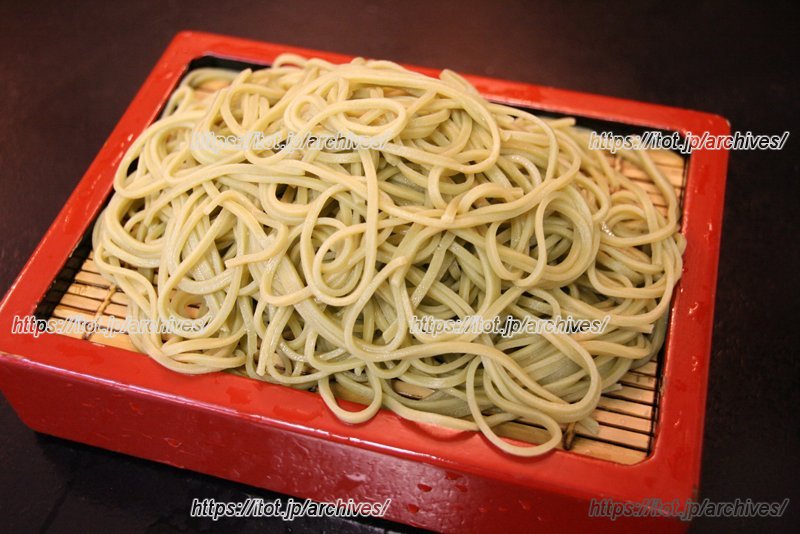 抹茶を混ぜたそば。風味がよくコシが強い