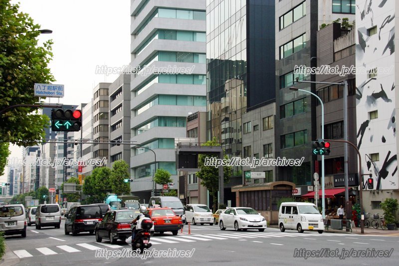 高層ビルが建ち並ぶ「八丁堀」駅前の交差点