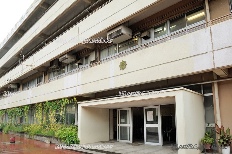 「八枚の羽根」のように、地域の人々が手を取り合い支える「朝霞市立朝霞第八小学校」