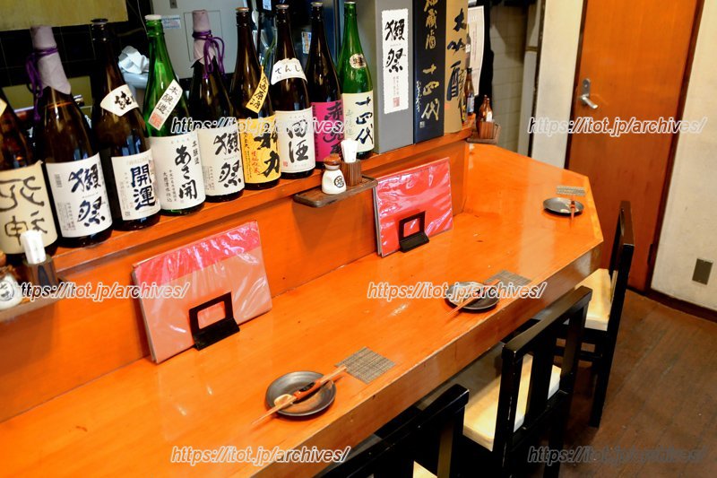 お酒がすすみそうな渋い内観