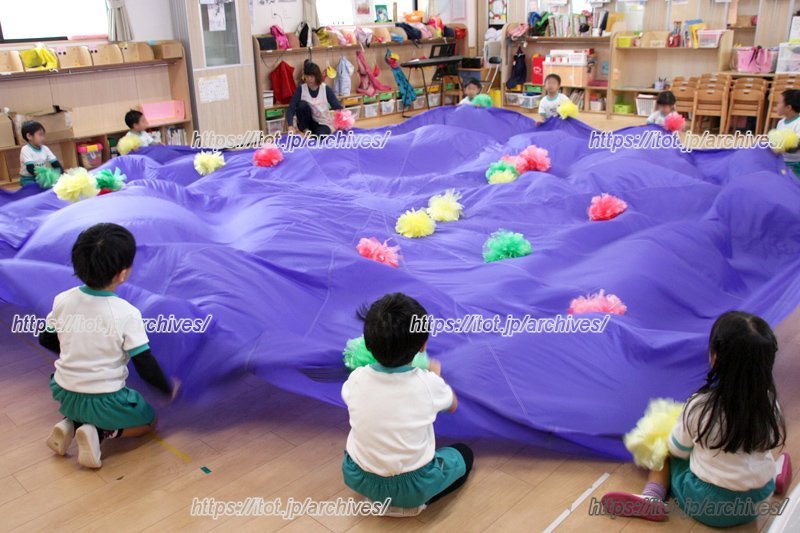 皆で息を合わせてバラバルーンの演技を練習