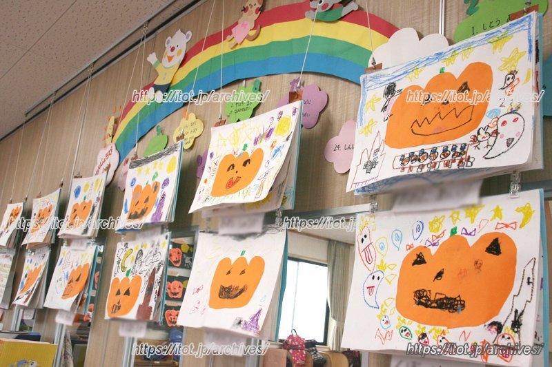 クラスの壁には作品が並ぶ