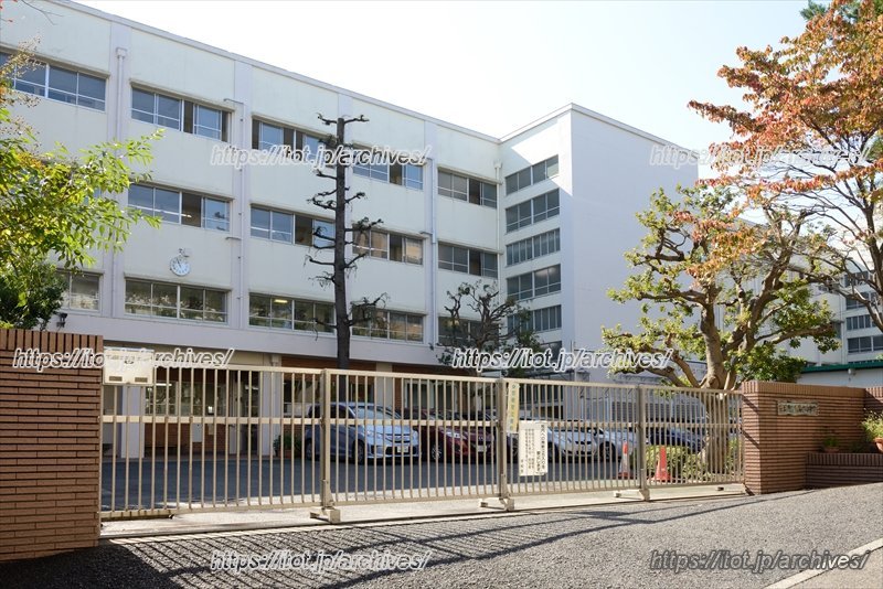 青葉台中学校の校門