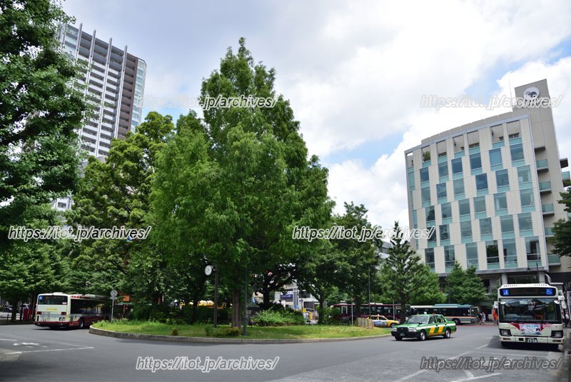 「三鷹」駅前のロータリー