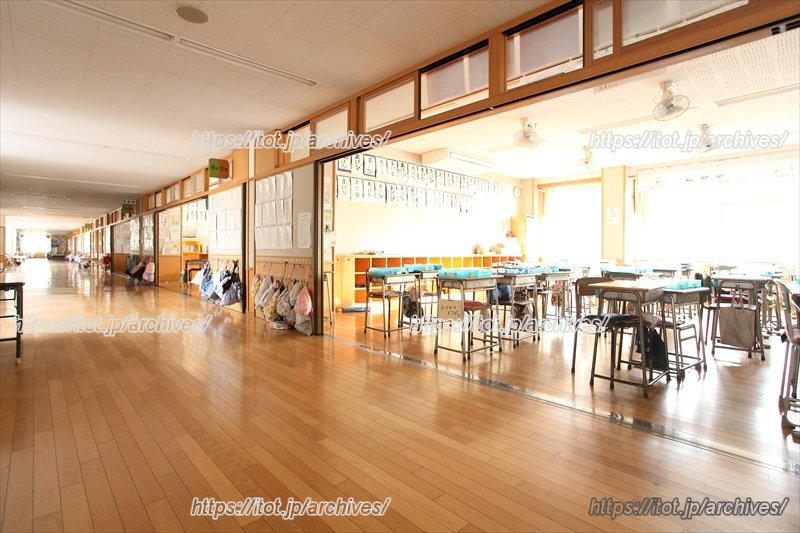 2010（平成22）年度に建替えられた校舎は広々としたオープンなつくり