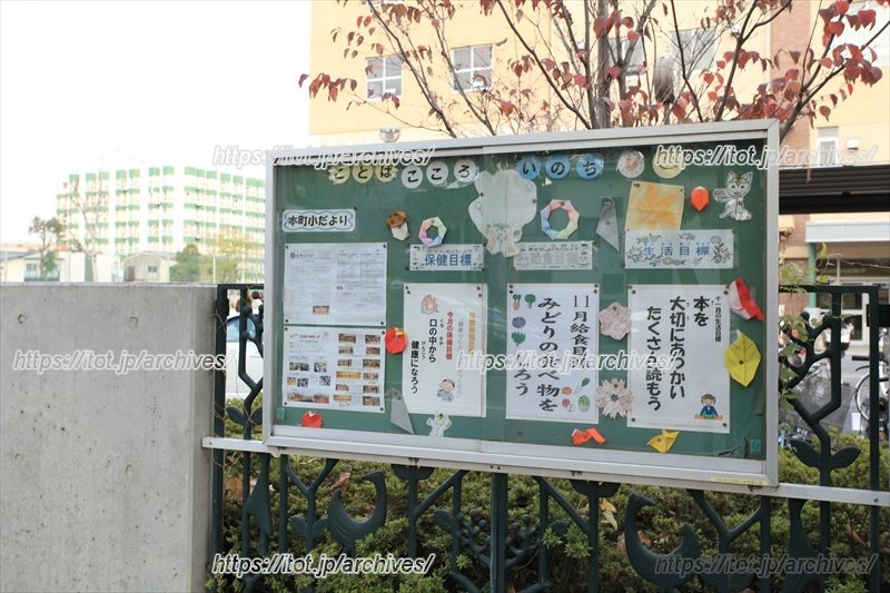 校外に向けた掲示から地域との密接さがわかる