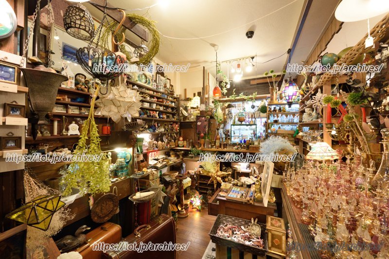 エジプト香水瓶、ストームグラス、ウラングラスなどが所狭しと並ぶ