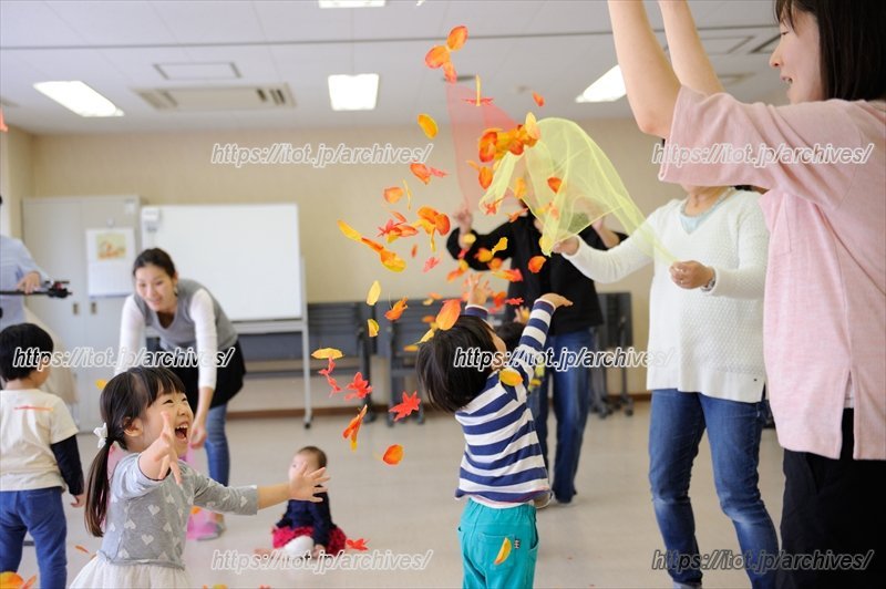 落ち葉遊びの様子
