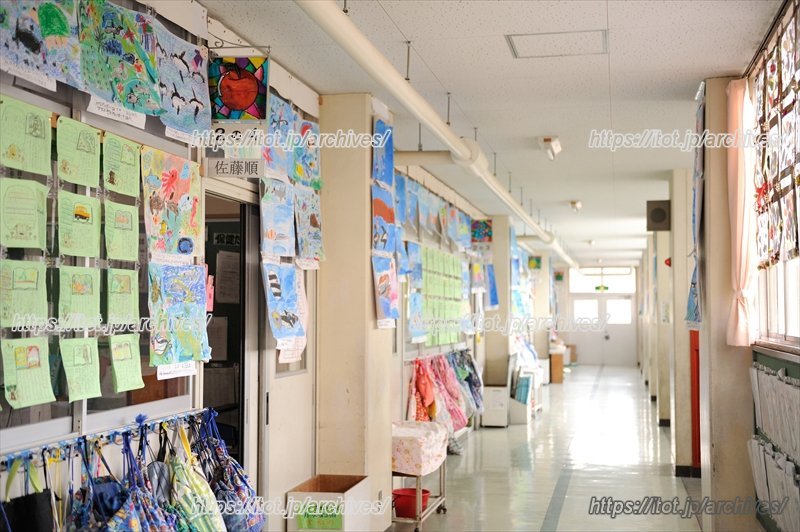 廊下には子どもたちの作品が飾られている