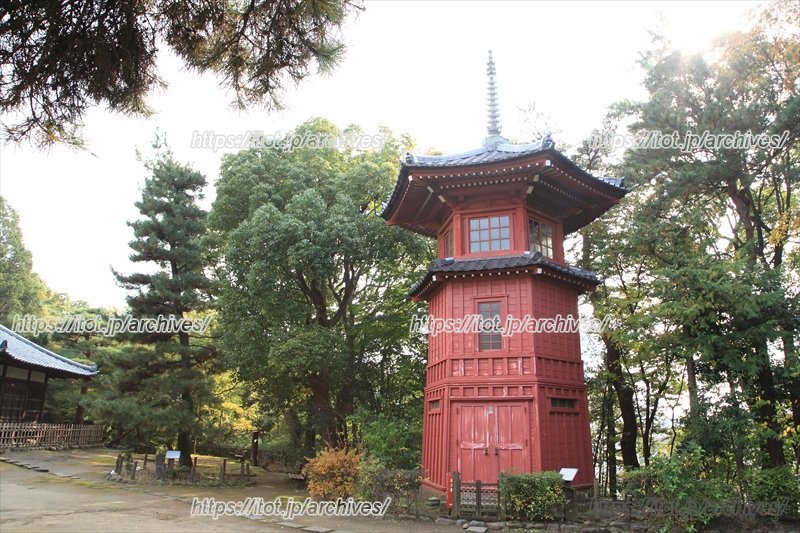 朱塗りの塔「六賢台」