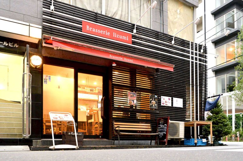 赤い店構えが目を引く