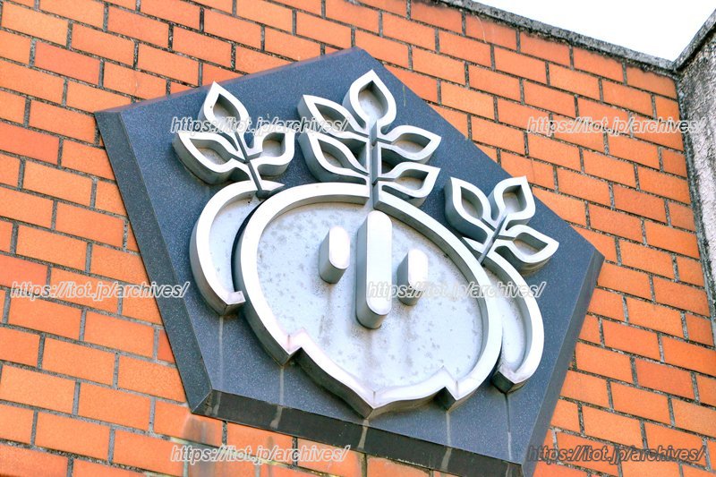 「桐の花」があしらわれた校章