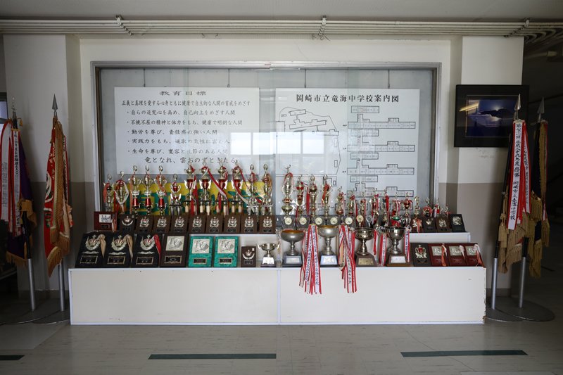 たくさん置かれている受賞トロフィー