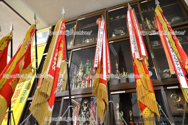 習志野市立第五中学校 ずらりと保管展示されている賞状や優勝旗