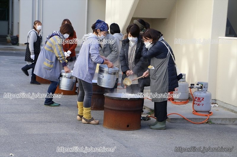 PTAボランティアによる「お汁粉作り」