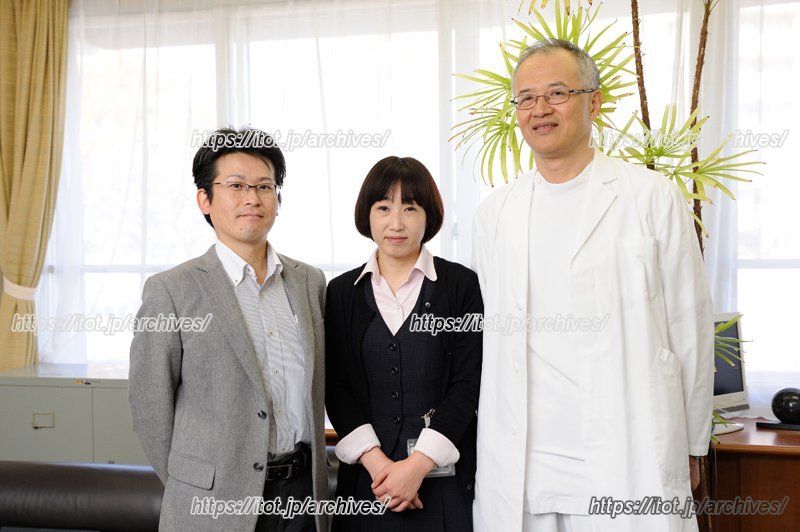 管理部総務課主任 香川孝太さん（左）、病床管理部患者サポート課地域連携係 福井智子さん（中央）、清水直史 院長（右）