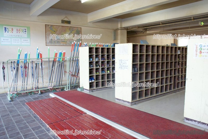 学校の下駄箱には、教育目標が掲げられている