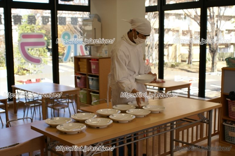 給食の準備中