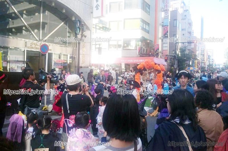 にぎわう街の様子