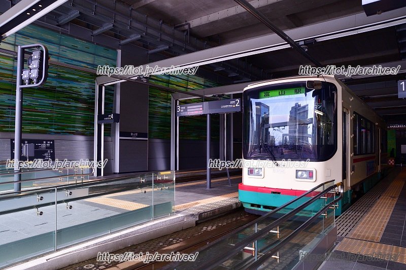 駅舎内に乗り入れし、利便性が向上した路面電車（LTR）