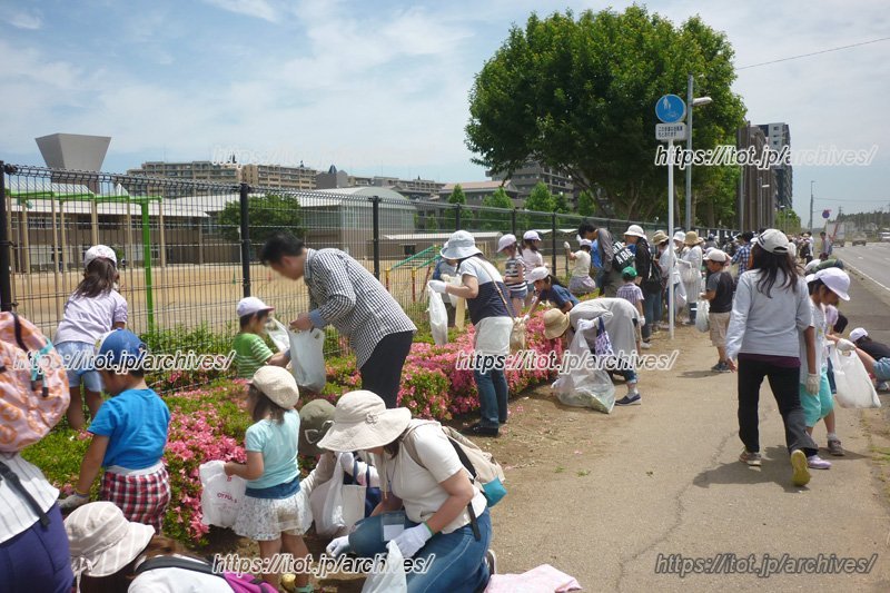 保護者のみなさんが協力する除草作業