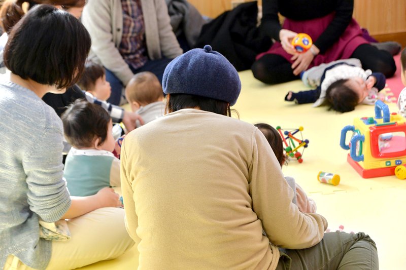 子どもの年齢でスペースも分けられていて、年の近い親子でも交流しやすい