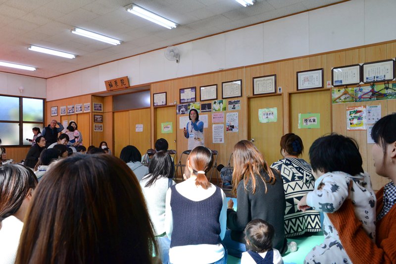 保育士さんやヨガの講師が自宅で出来る遊びなどを教えてくれる